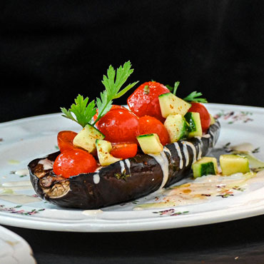 Aubergine rôtie, sauce tahini, concombre & tomates