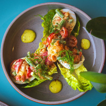 Œufs farcis à la niçoise & mayonnaise aux herbes