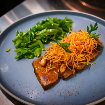 Tataki de bœuf, pommes pailles, haricots, sauce soja & cacahuètes